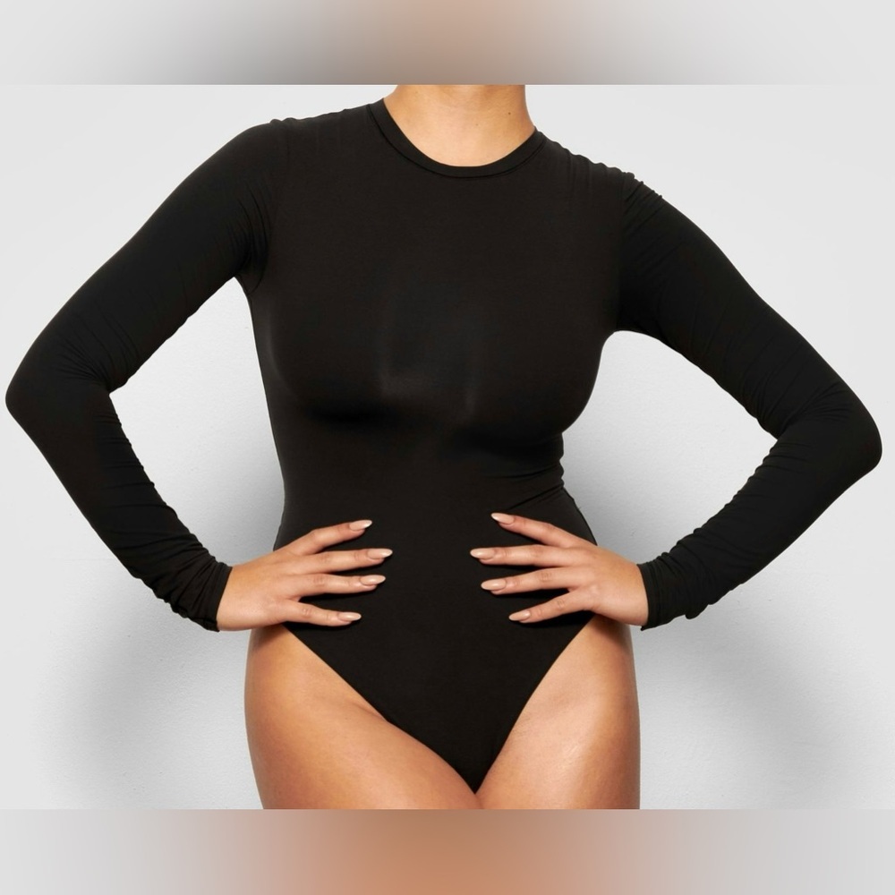 Skims | LONG SLEEVE CREW NECK BODYSUIT